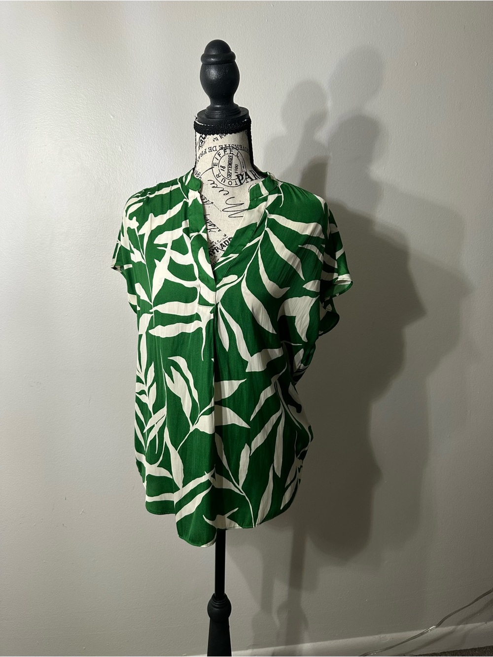 Rachel Roy Green & White Leaf Print V-Neck Blouse | Size XS